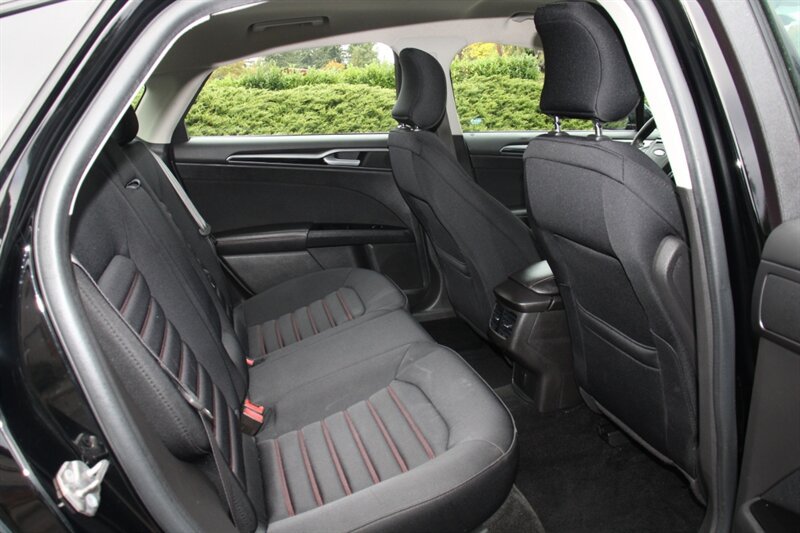 Used 2016 Ford Fusion SE w/ Equipment Group 201A FWD image 9