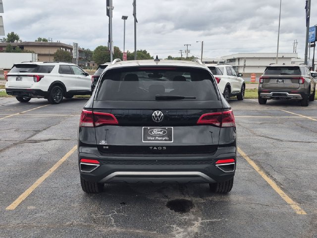 Used 2024 Volkswagen Taos SE w/ Panoramic Sunroof Package FWD image 6