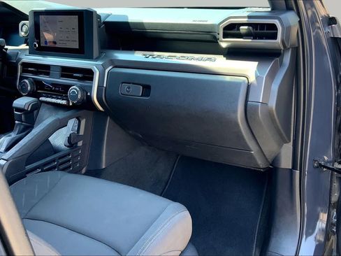 Used 2025 Toyota Tacoma SR5 AWD/4WD image 18