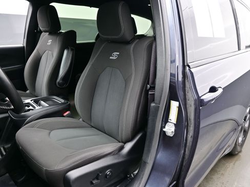 Used 2021 Chrysler Pacifica Touring w/ Uconnect Theater Family Group image 12