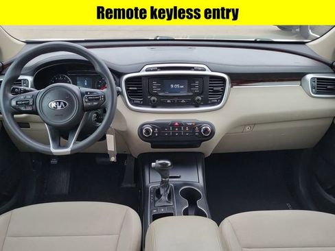 Used 2017 Kia Sorento LX image 8