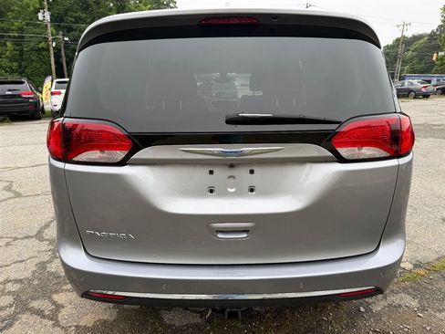 Used 2018 Chrysler Pacifica Touring-L FWD image 4