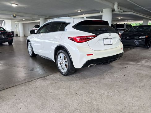 Used 2017 INFINITI QX30 Premium FWD image 3