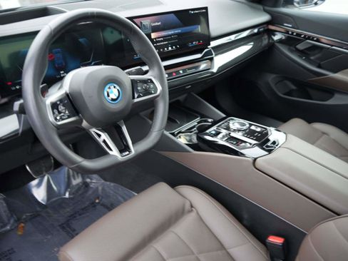 Used 2025 BMW i5 xDrive40 w/ Executive Package image 12