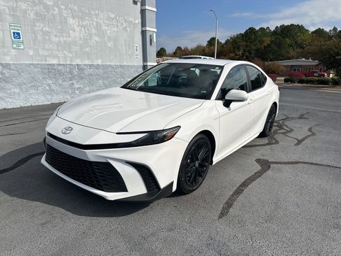 Used 2025 Toyota Camry SE image 3