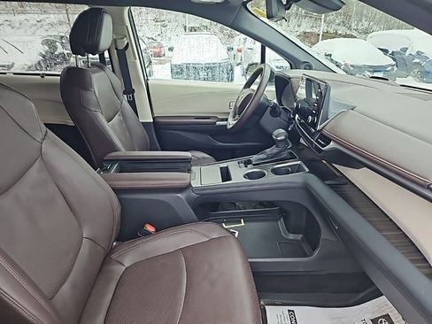 Used 2024 Toyota Sienna Platinum image 2