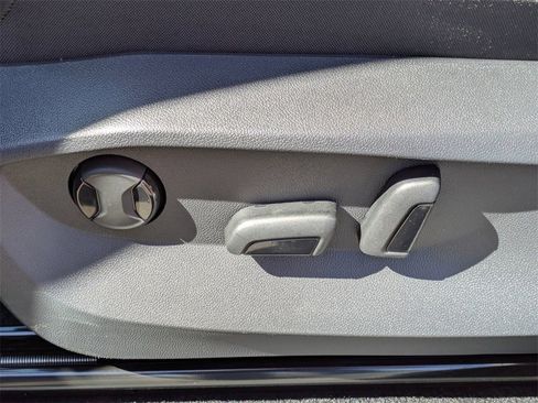 Certified 2023 Volkswagen Tiguan SE image 25