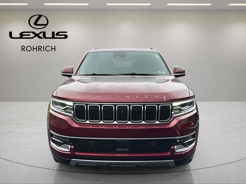 Used 2022 Jeep Wagoneer Series III w/ Premium Group I AWD/4WD image 2