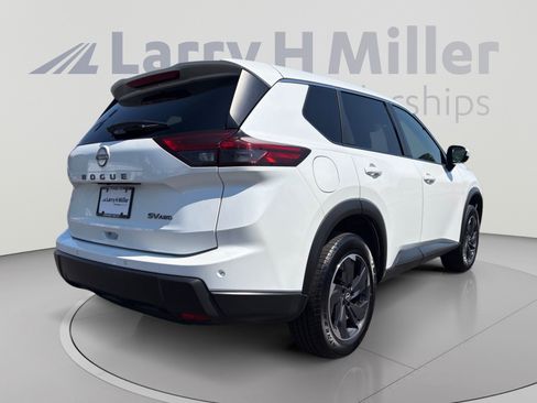 Used 2024 Nissan Rogue SV AWD/4WD image 5