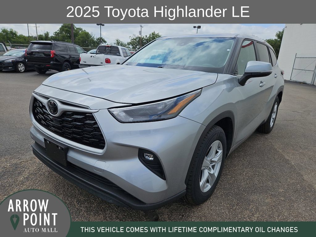 Used 2025 Toyota Highlander LE FWD image 4