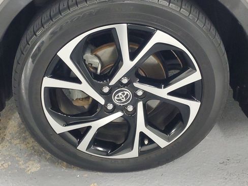 Used 2019 Toyota C-HR Limited image 5