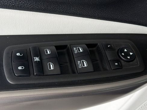 Used 2022 Jeep Cherokee Latitude Lux w/ Mopar Interior Package AWD/4WD image 13