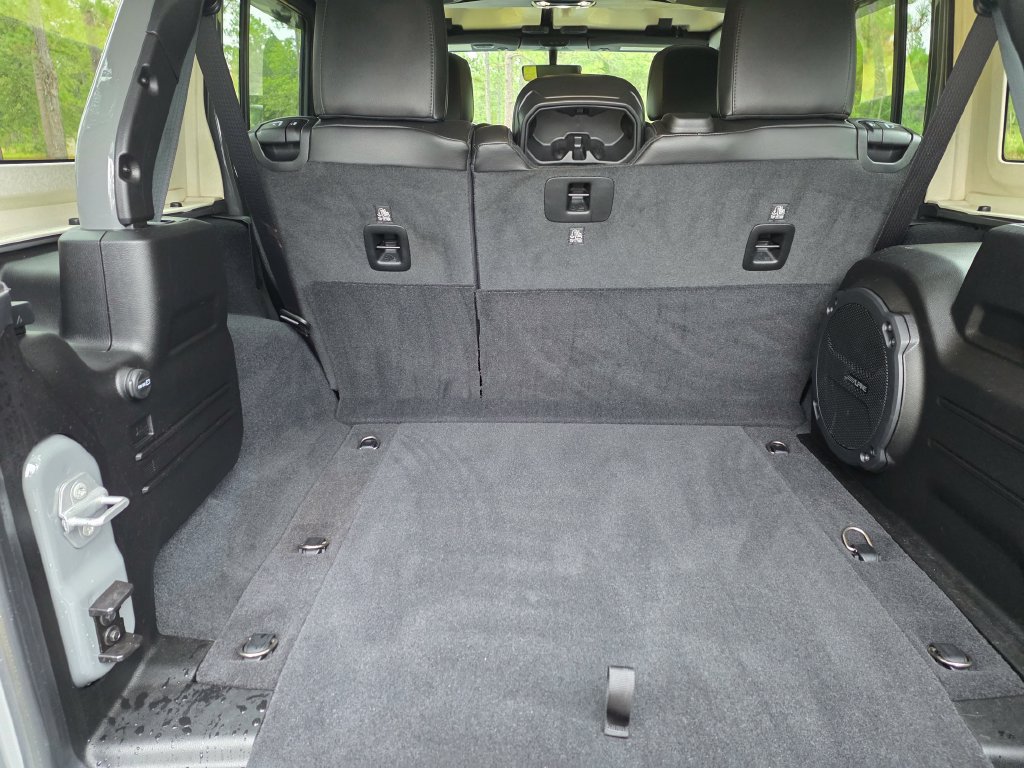 Used 2022 Jeep Wrangler Unlimited Sahara w/ Cold Weather Group AWD/4WD image 23