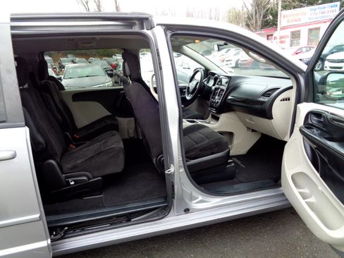 Used 2013 Dodge Grand Caravan SXT image 17