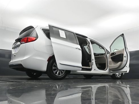 Used 2018 Chrysler Pacifica Touring-L FWD image 40