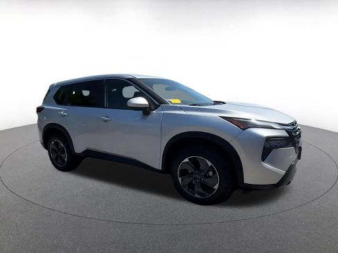 Used 2025 Nissan Rogue SV AWD/4WD image 2