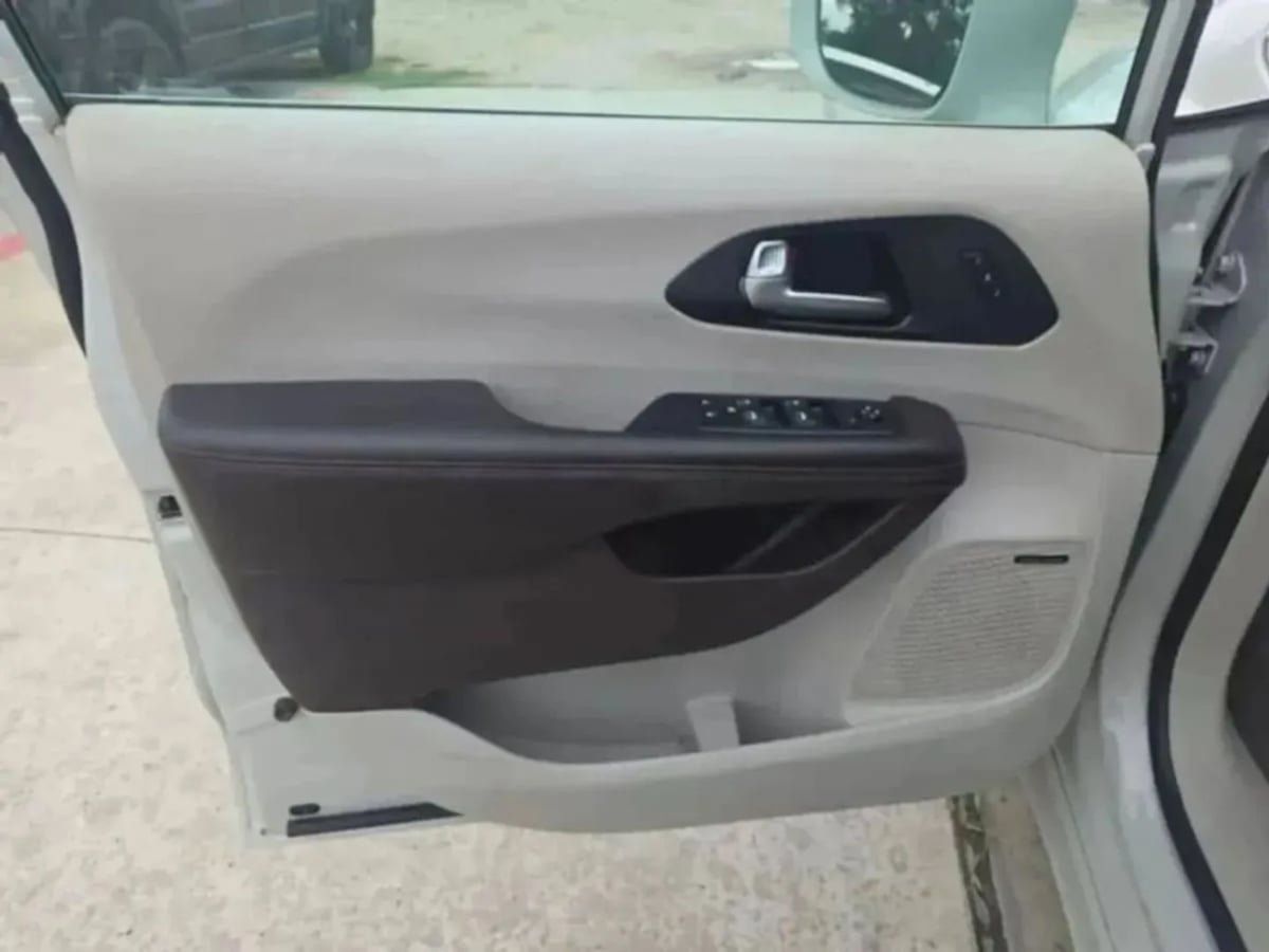 Used 2020 Chrysler Pacifica Touring-L Plus w/ Tire & Wheel Group FWD image 28