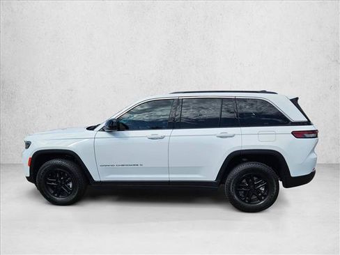 Used 2025 Jeep Grand Cherokee Laredo w/ Trailer Tow Package AWD/4WD image 9