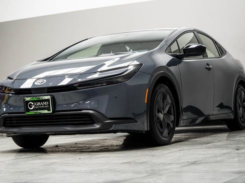 Used 2025 Toyota Prius LE image 8