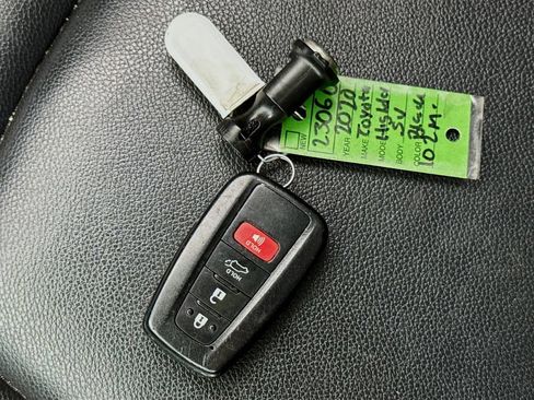 Used 2020 Toyota Highlander XLE AWD/4WD image 28
