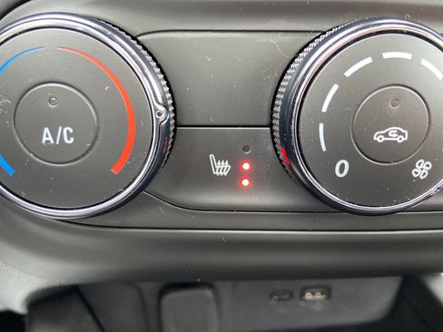 Used 2024 Chevrolet Trax RS w/ Sunroof Package image 27