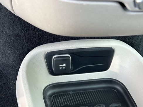 Used 2023 Chrysler Pacifica Touring-L FWD image 33