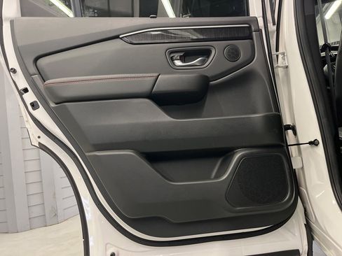 Used 2025 Honda Pilot Black Edition image 28