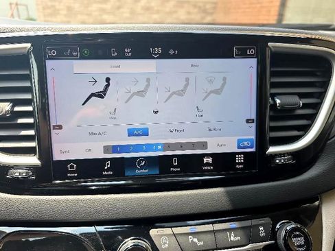 Used 2024 Chrysler Pacifica Touring-L image 14