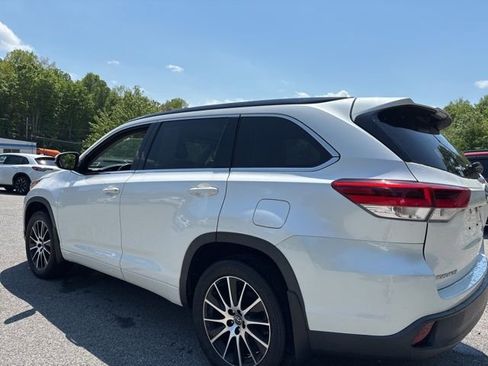 Used 2017 Toyota Highlander SE AWD/4WD image 2