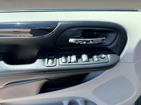 Used 2019 Dodge Grand Caravan SXT FWD image 16