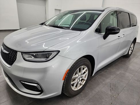 Used 2024 Chrysler Pacifica Touring-L image 7