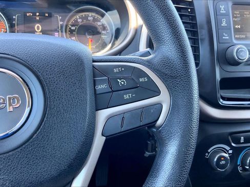 Used 2016 Jeep Cherokee Sport FWD image 24