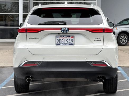 Used 2022 Toyota Venza XLE image 4