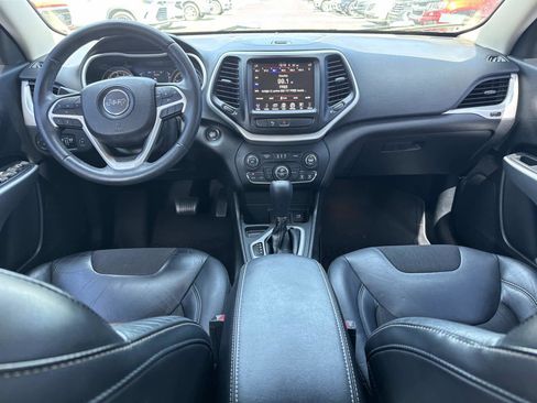 Used 2018 Jeep Cherokee Latitude Plus w/ Comfort/Convenience Group image 16