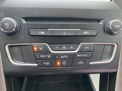 Used 2017 Ford Fusion SE w/ Fusion SE Technology Package image 25