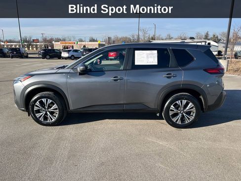 Used 2023 Nissan Rogue SV image 2