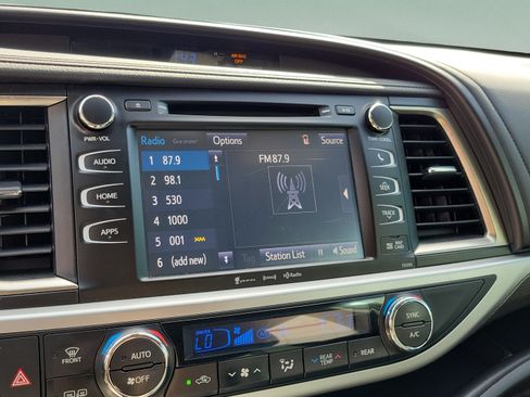 Used 2019 Toyota Highlander SE AWD/4WD image 19