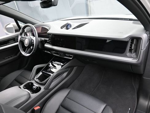 Certified 2026 Porsche Cayenne E-Hybrid AWD/4WD image 31
