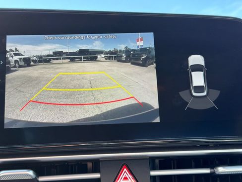 Used 2023 Hyundai Elantra Limited w/ Preferred Accessory Package FWD image 24