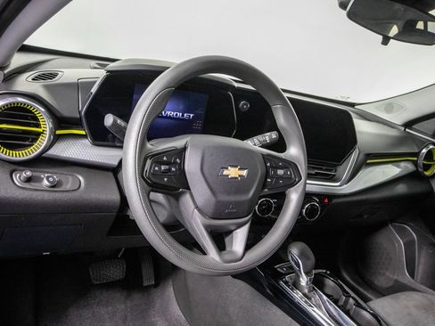 Used 2025 Chevrolet Trax LT FWD image 16