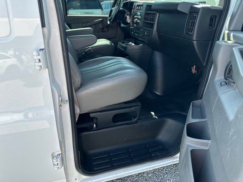 Used 2018 Chevrolet Express 2500 w/ Driver Convenience Package RWD image 29