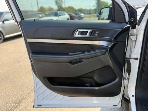 Used 2018 Ford Explorer XLT w/ XLT Appearance Package AWD/4WD image 12