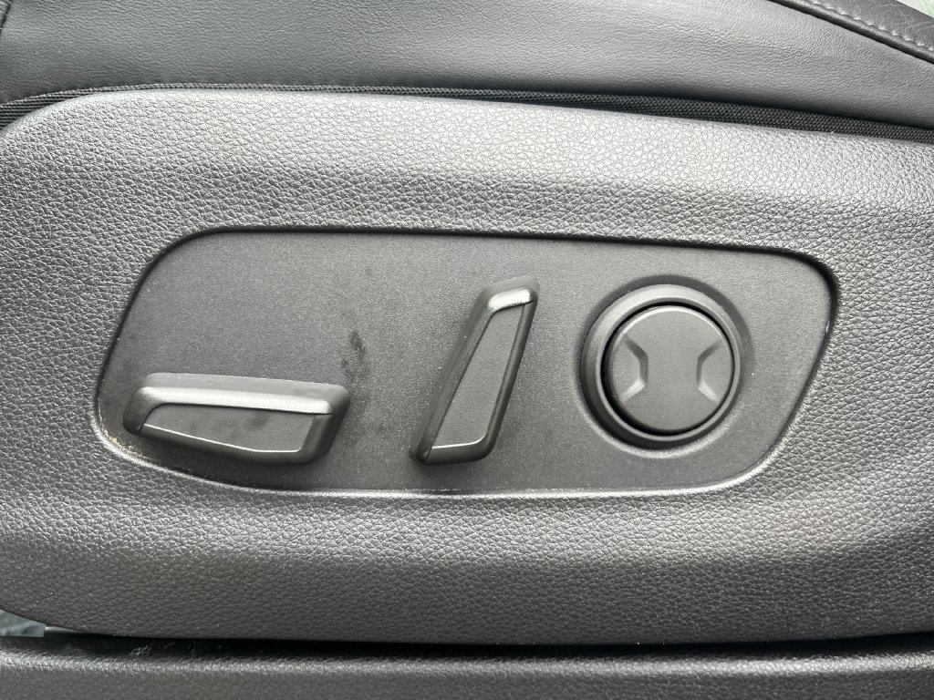 Used 2024 Kia Carnival LX FWD image 16