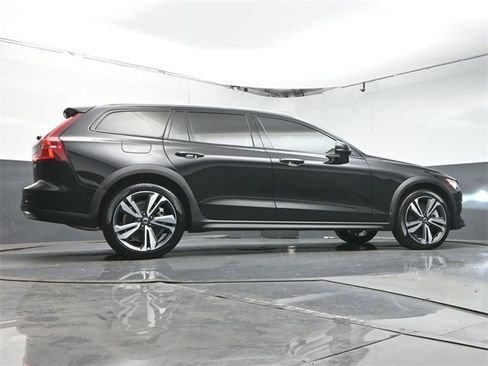 Used 2024 Volvo V60 B5 Cross Country Plus image 40