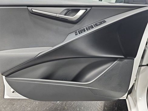 Used 2024 Kia Niro LX image 26