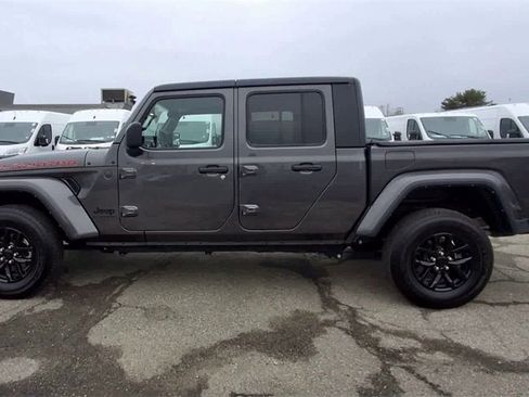 Certified 2022 Jeep Gladiator Sport image 5