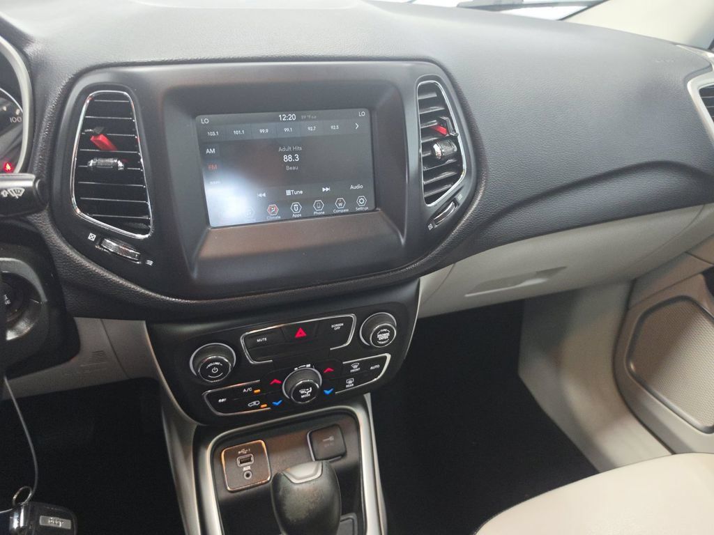 Used 2019 Jeep Compass Latitude FWD image 11