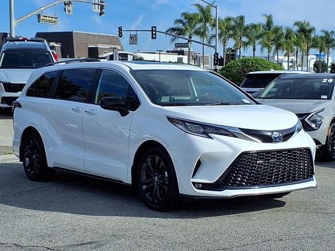 Used 2024 Toyota Sienna XSE image 7