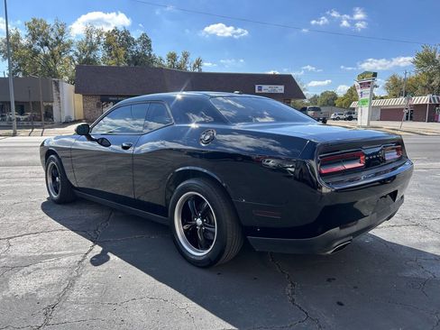 Used 2015 Dodge Challenger SXT w/ Driver Convenience Group image 5
