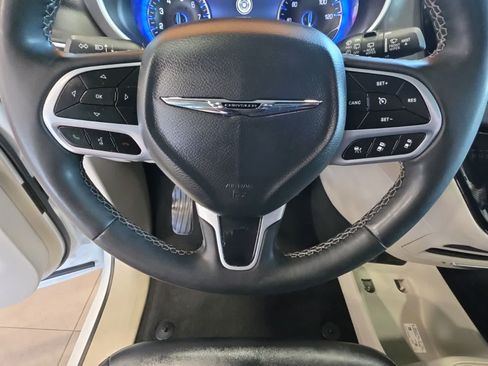 Used 2024 Chrysler Pacifica Touring-L FWD image 21